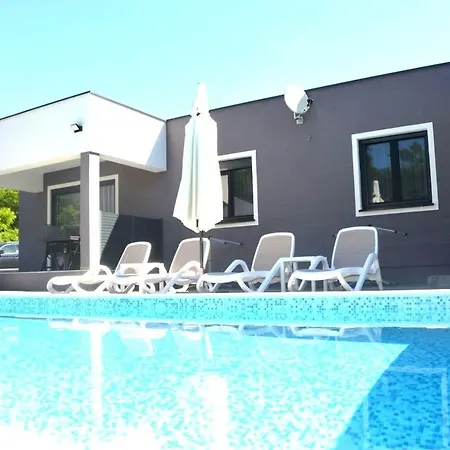 2 In Zain With Shared Swimming Pool *