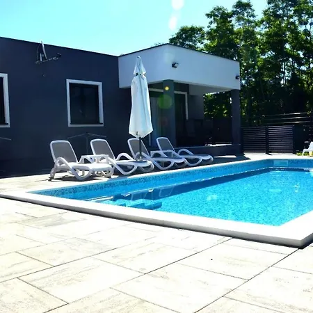 Apartman 2 In Zain With Shared Swimming Pool Nedeščina