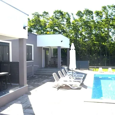 2 In Zain With Shared Swimming Pool Nedeščina