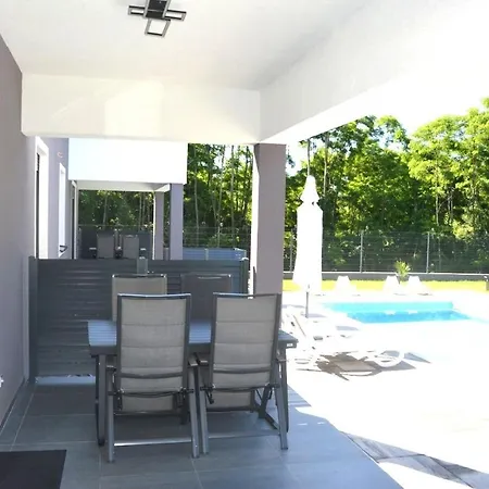 2 In Zain With Shared Swimming Pool Apartman *